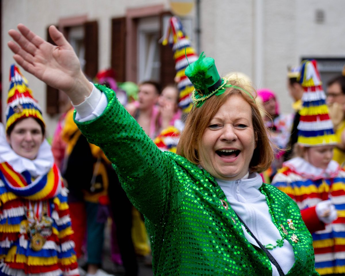 cooper-le-M5S5FCFuCdA-unsplash-1200×960 Frau in Karneval in einem leuchtend grünen Kleid