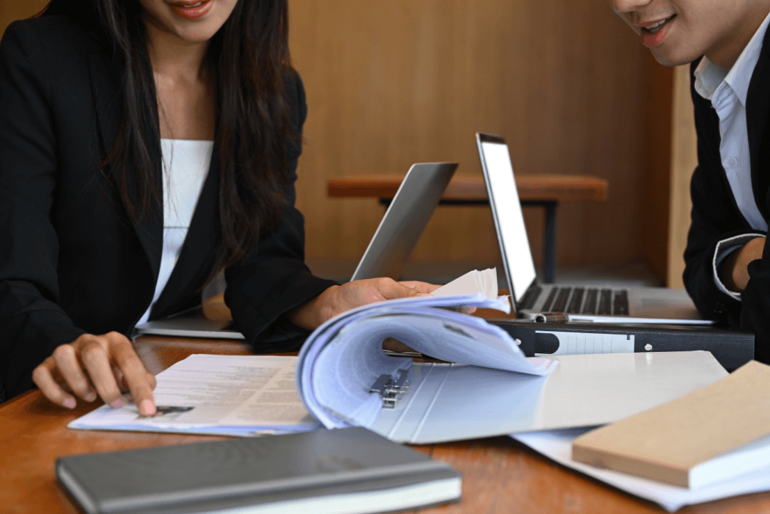 ein Treffen zwischen 2 Führungskräften, die über die Profile der Bewerber diskutieren