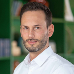 Oliver-Lehmann-1 Mann mit weisem Hemd, Oliver Lehmann