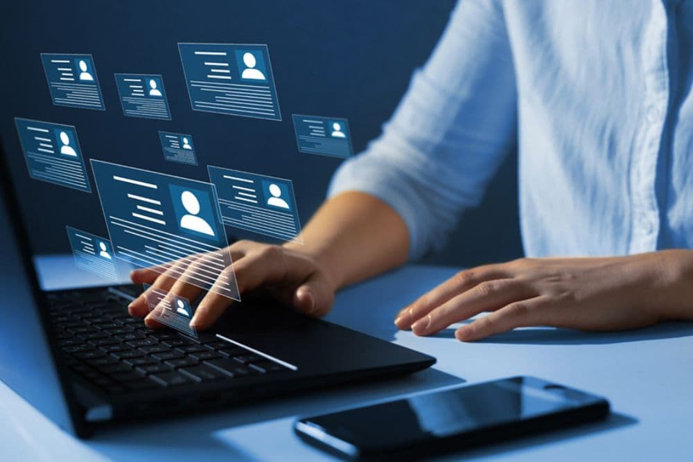 Mitarbeiterin beim Erstellen von Stellenprofilen Laptop mit Grafiken von Stellenprofilen und Mitarbeiterin die den Laptop bedient