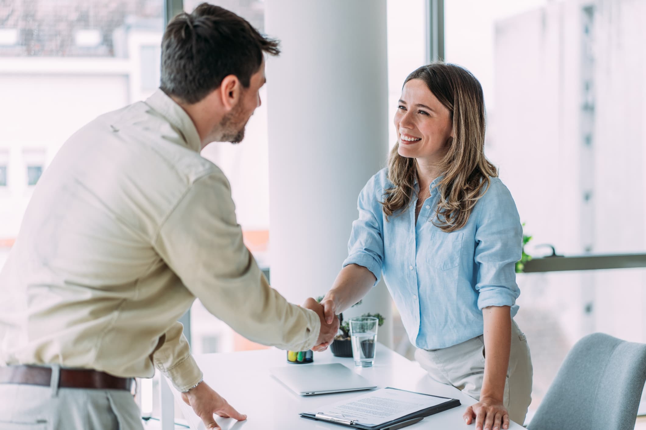 Bewerbungsgespräch mit Mann und beim Händeschütteln