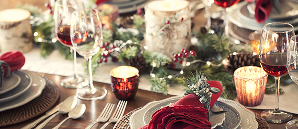 Gedeckter Weihnachtstisch