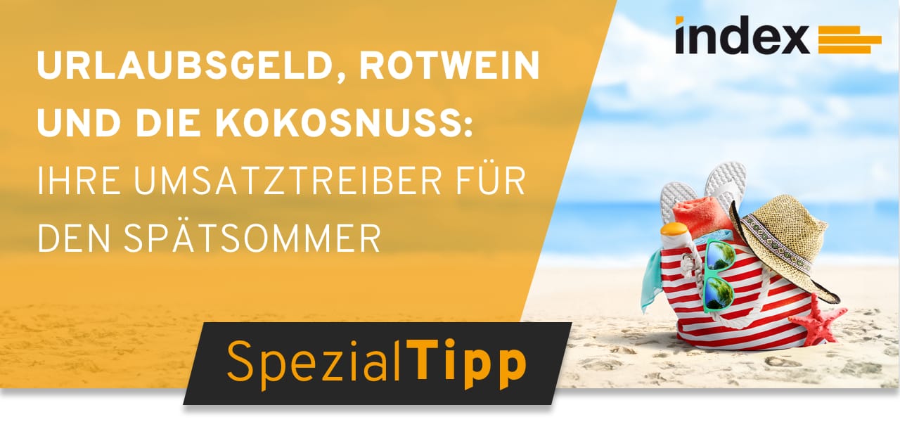 Header Spezialtipp 07/2024 mit der Aufschrift "Urlaubsgeld, Rotwein und die Kokosnuss: Ihre Umsatztreiber für den Spätsommer" mit Bild einer Tasche an einem Strand