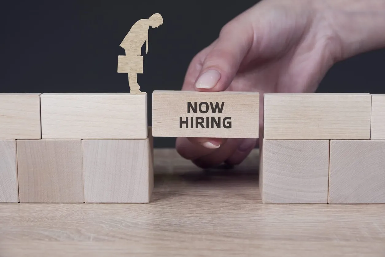 Inverses Headhunting: Der Weg zur Karriere Grafische Darstellung eines Karrierewegs beim inversen Headhunting mit aufsteigenden Symbolen und einer Person auf einer wachsenden Linie