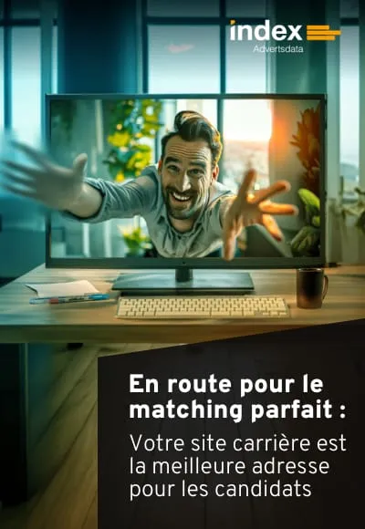 un homme sort de l'écran d'un ordi